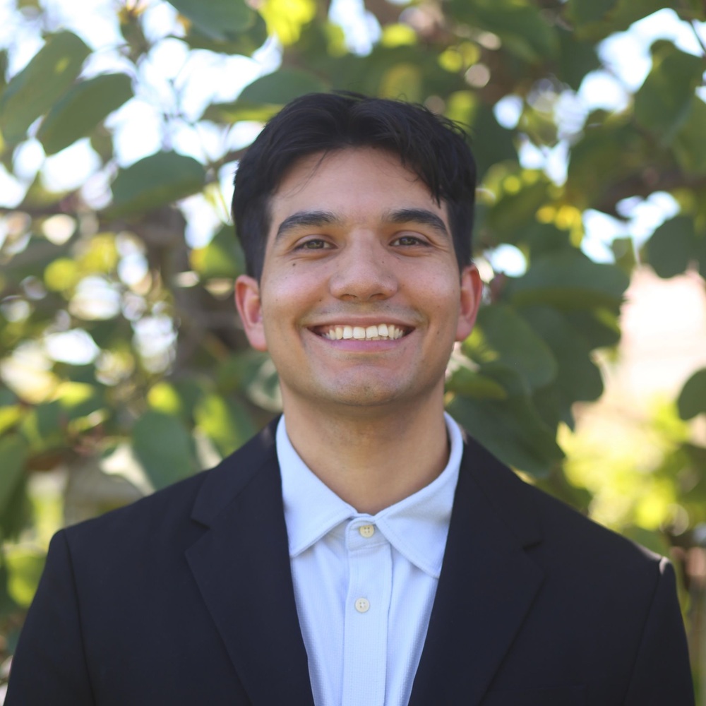 Portrait of Vicente Villasenor, member of Coro California’s 69th class of Los Angeles Fellows in Public Affairs.