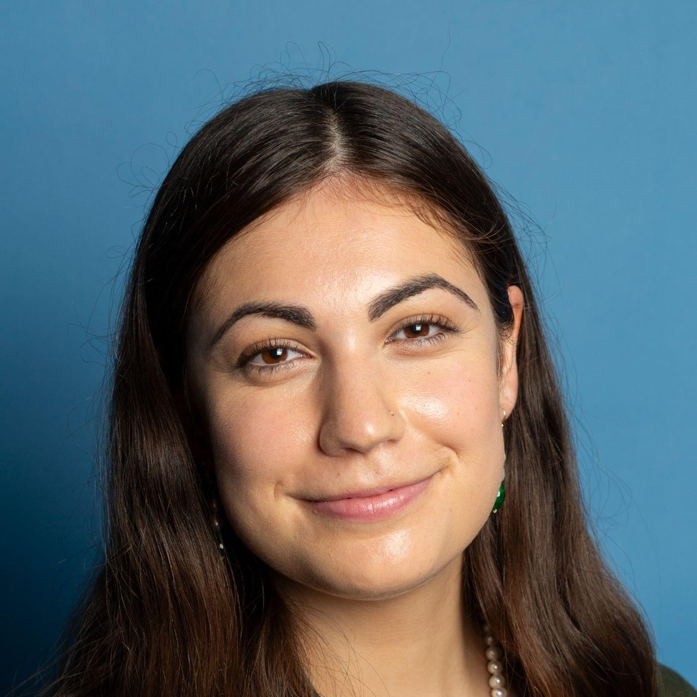 Portrait of Avni Wadhwani, member of Coro California’s 79th class of Bay Area Fellows in Public Affairs.